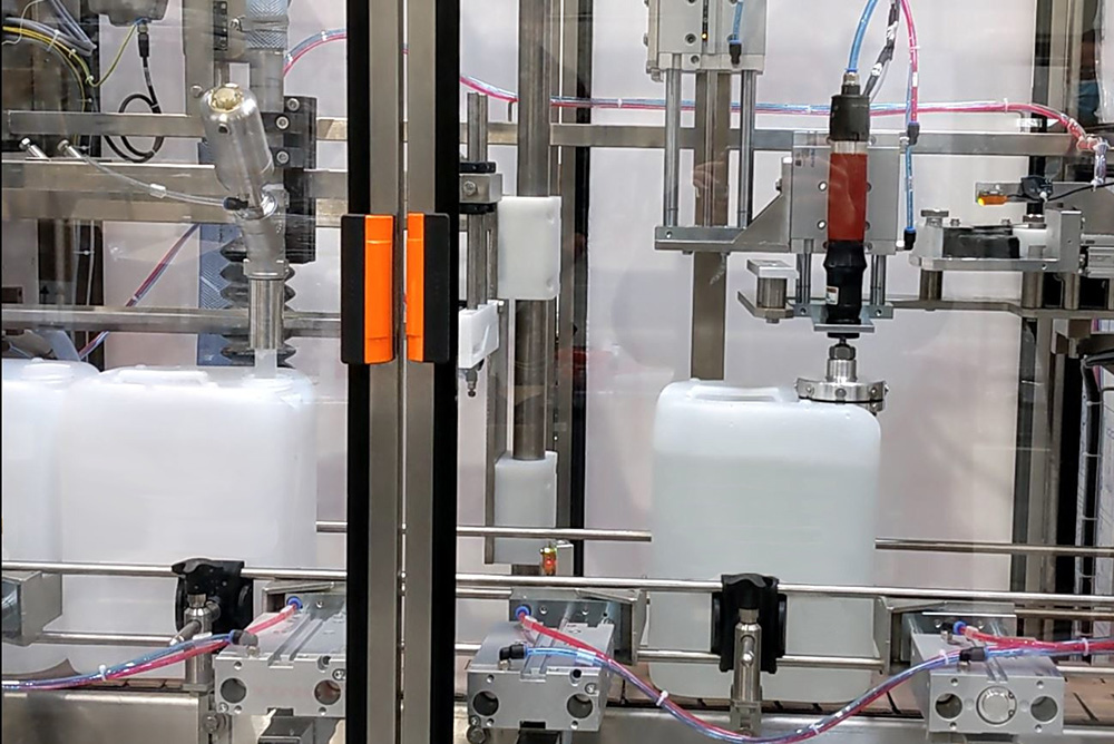 monobloc-lineaire-de-remplissage-vissage-pour-produit-liquides